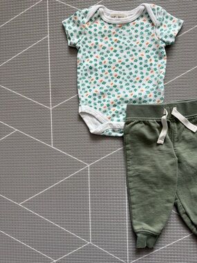 Kit + Pearl|Baby girl set,Ditsy Floral Onesie & Olive Jogger Set•••3-6M,boho
